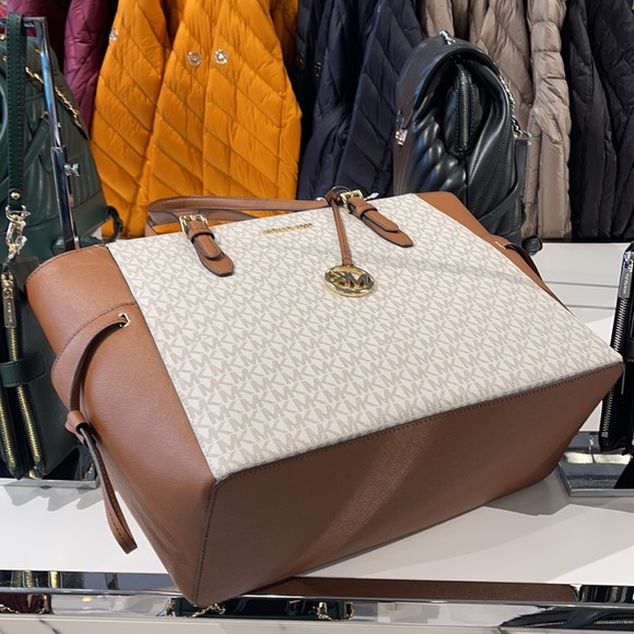 MICHAEL KORS GILLY LARGE DRAWSTRING TRAVEL SHOULDER TOTE SIGNATURE 
VANILLA 
NWT - Picture 5 of 16